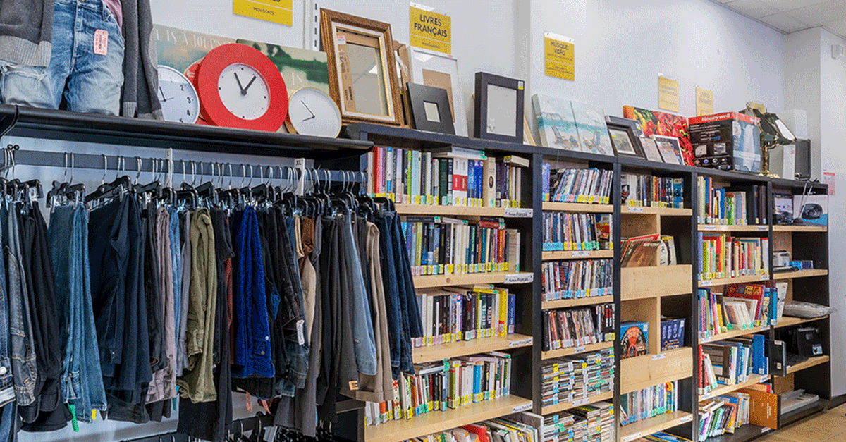 section d'un magasin. vêtements, livres, cds.